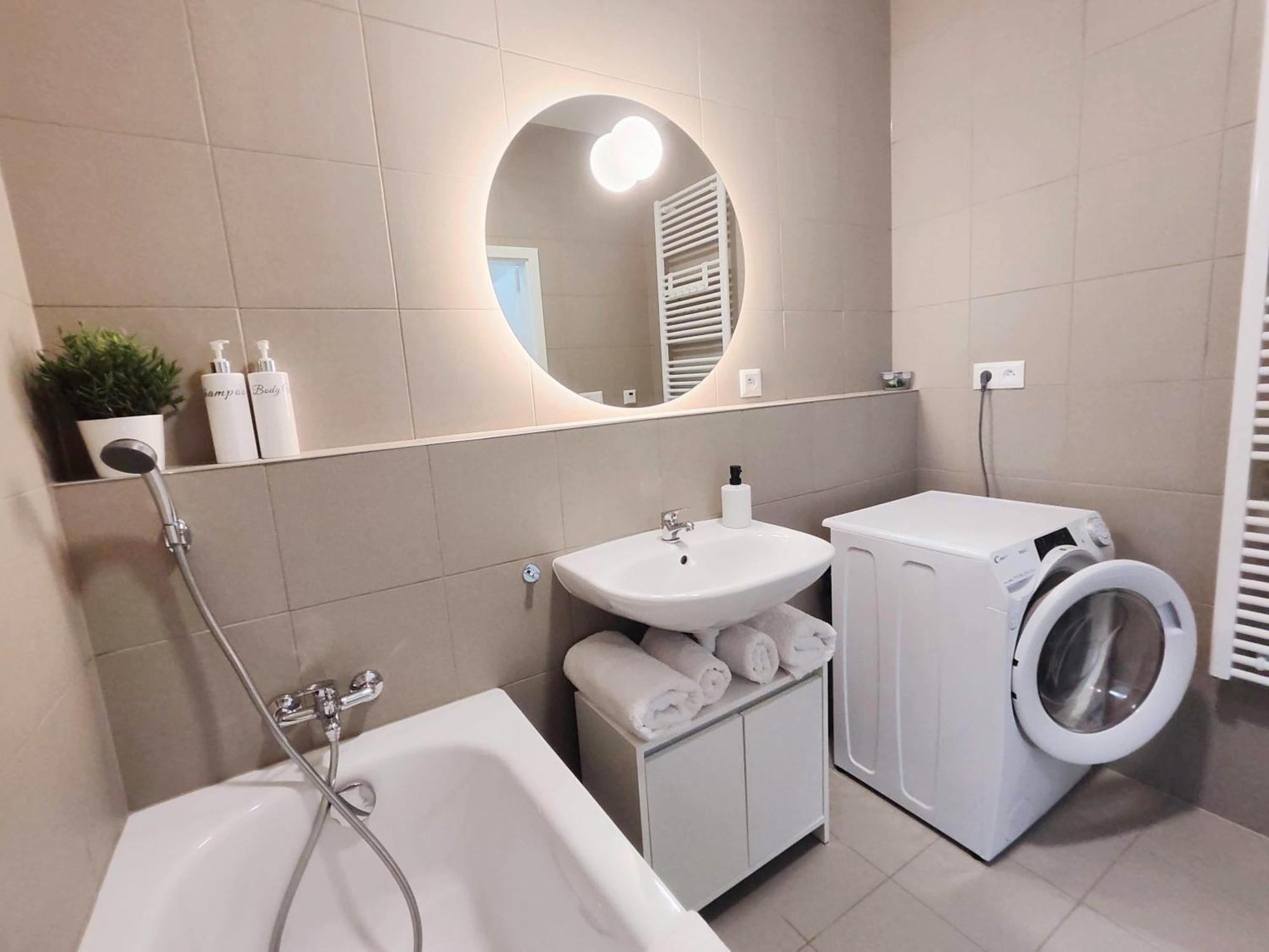 Wings - Brand New - Presidential Garden - Free Parking Apartment Bratislava Luaran gambar