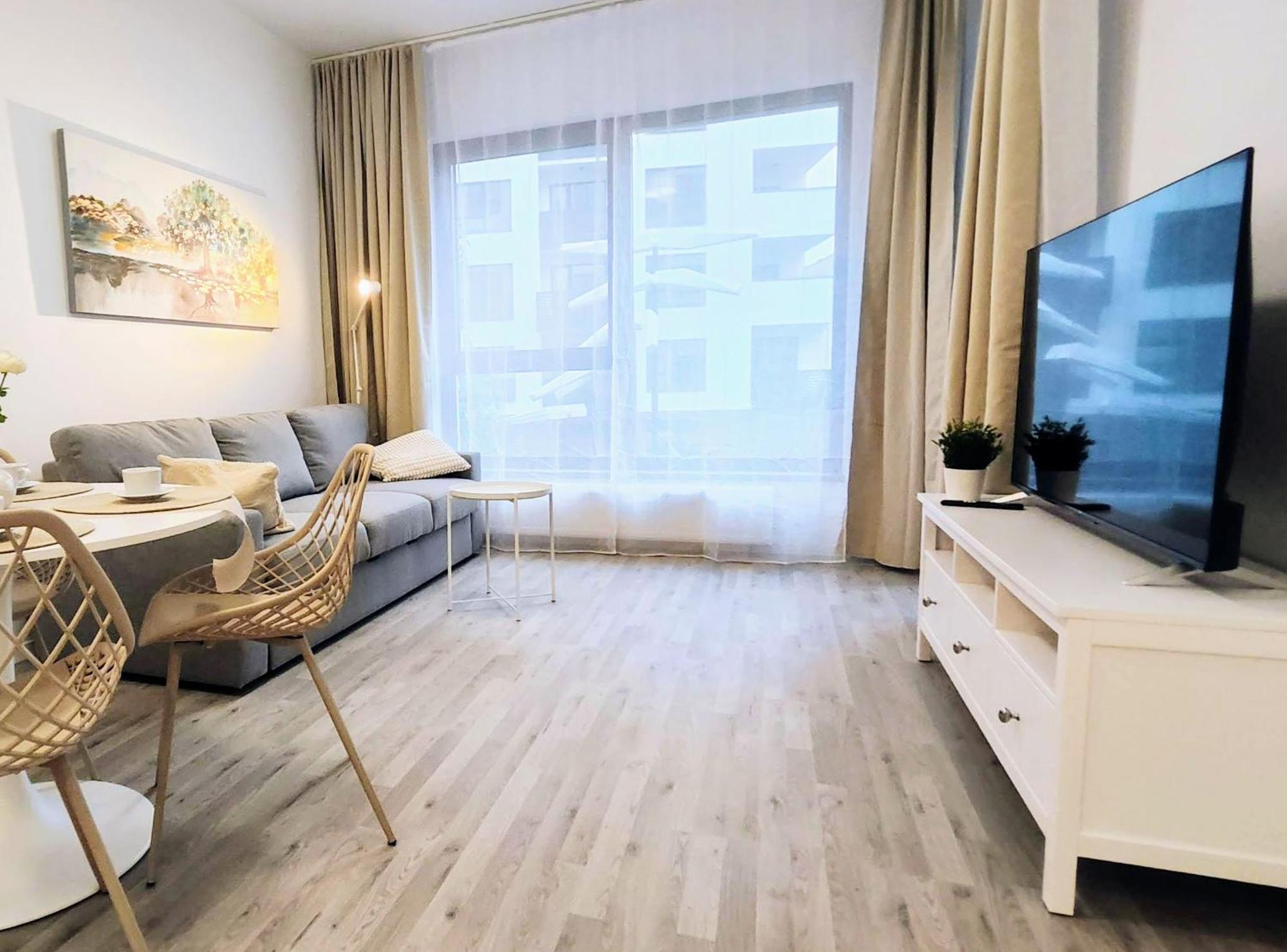 Wings - Brand New - Presidential Garden - Free Parking Apartment Bratislava Luaran gambar
